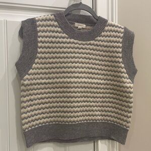 Debut gray printed knit vest